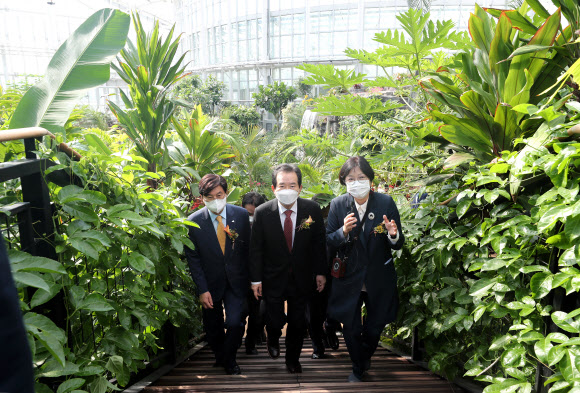 정세균 국무총리(가운데)가 17일 오전 세종시 연기면에 있는 국립세종수목원 개원 행사에서 참석자들과 사계절 전시 온실 등을 둘러보고 있다. 2020.10.17  연합뉴스