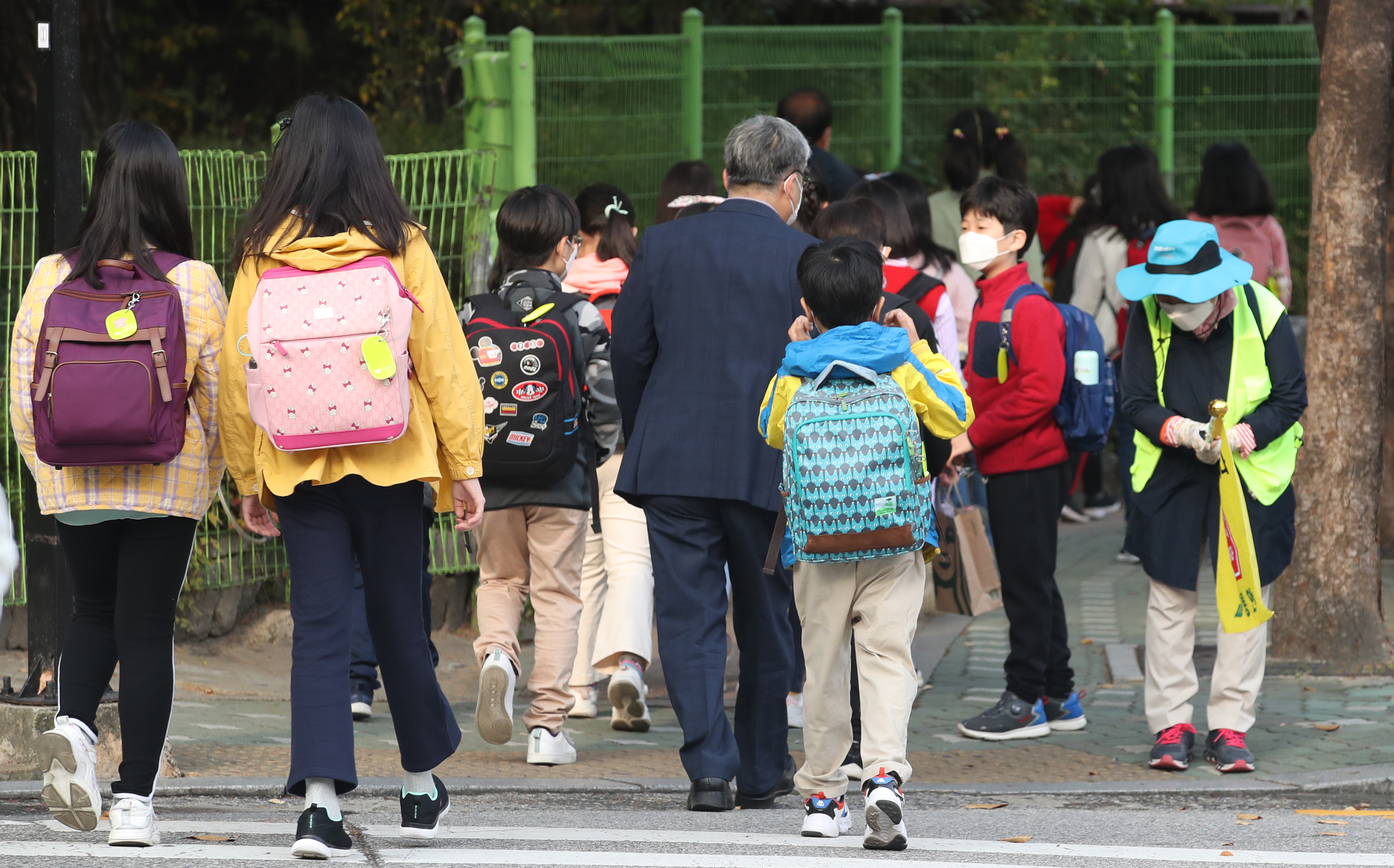 사회적 거리두기가 1단계로 하향 조정된 가운데 12일 오전 서울 노원구에서 초등학생들이 등교를 하고 있다. 교육부는 사회적 거리두기가 1단계로 완화됨에 따라 전국의 유치원 및 초중고등학교가 오는 19일부터 등교인원을 3분의 2 이내로 늘리기로 했다. 준비기간을 거쳐 기준 완화를 전면 적용하기로 했지만 당장 등교인원을 늘리는 학교도 적지 않을 전망이다. 2020.10.12뉴스1