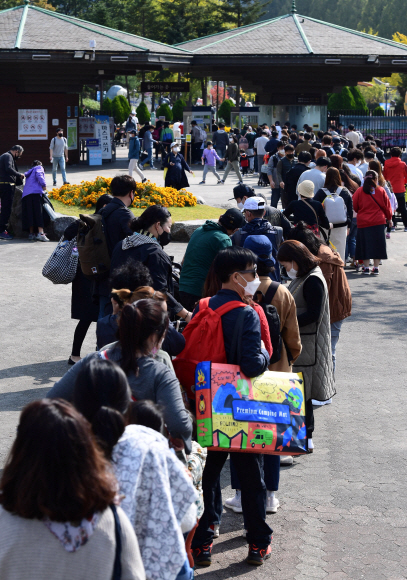 정부의 사회적 거리두기 1단계 전환 후 첫 주말을 맞은 18일 경기 과천시 서울대공원을 찾은 시민들이 동물원 입장을 위해 긴 줄을 서고 있다. 2020. 10. 18 박윤슬 기자 seul@seoul.co.kr