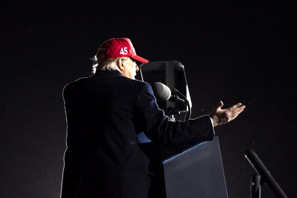 17일(현지시간) 위스콘신주에서 유세 중인 도널드 트럼프 미국 대통령. AP