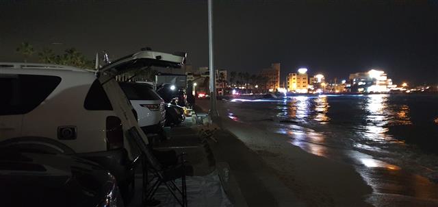 지난 17일 제주도의 한 바닷가 해안도로 인근 주차장을 차박족이 편법으로 점유하고 있다. 이들이 공용 주차장 대부분을 차지하면서 인근 지역 주민과의 갈등이 커지고 있다. 제주 황경근 기자 kkhwang@seoul.co.kr