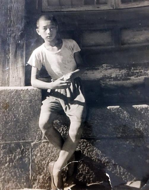 1951년 마종기 시인이 초등학교 6학년 때 한국전쟁 경남 마산의 한 사찰 마당에서 찍은 모습.