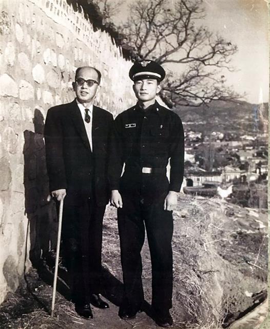 마종기 시인이 1964년 공군 군의관 복무 시절 서울 종로구 명륜동 언덕에서 아버지 마해송 아동문학가와 함께.