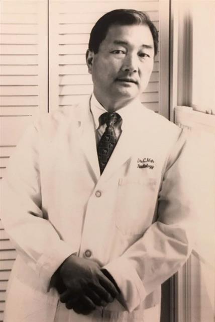 1966년 고국을 떠난 마종기 시인은 미국에서 55년째 의사로 일하고 있다. 사진은 1996년 모습.