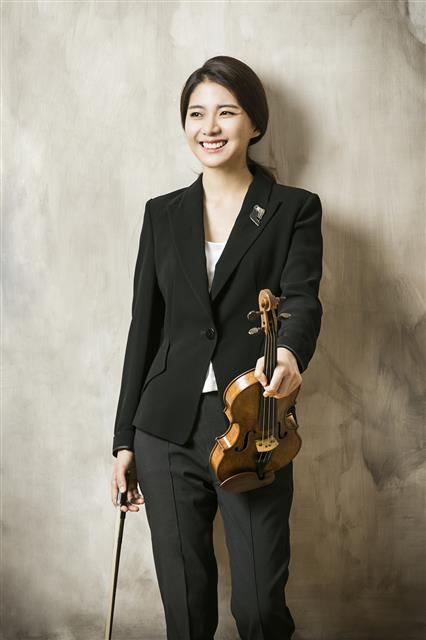 오는 21일 서울 예술의전당에서 열리는 가을밤 콘서트에서 차이콥스키 바이올린 협주곡을 연주하는 바이올리니스트 한수진은 “모두가 힘들었던 이 가을, 진정한 위로를 받으시길 바란다”고 말했다. 한수진 제공