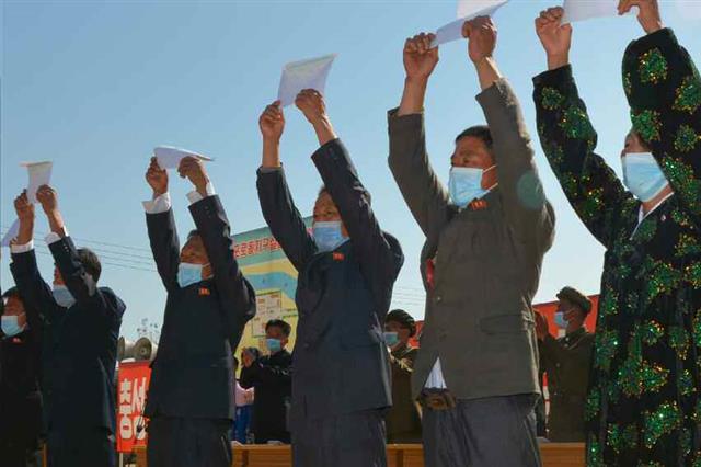 북한 노동당 기관지 노동신문은 19일 함경남도 홍원군의 운포노동자구와 경포노동자구에 새집들이 경사가 났다고 밝혔다. 신문은 “당의 은정 속에 훌륭히 일떠선 살림집(주택) 입사 모임이 18일 운포노동자구에서 진행되었다”라며 “수도의 핵심당원들은 짧은 기간에 홍원군 피해지역에 새 살림집을 보란 듯이 일떠세웠다”라고 전했다. 입사 모임에는 최휘 제1 수도당원사단 사단장과 리영식 당 선전선동부 제1부부장, 리정남 함경남도 당위원회 위원장을 비롯한 홍원군 일꾼과 주민, 피해지역 주민들이 참석했다. 평양 노동신문=뉴스1