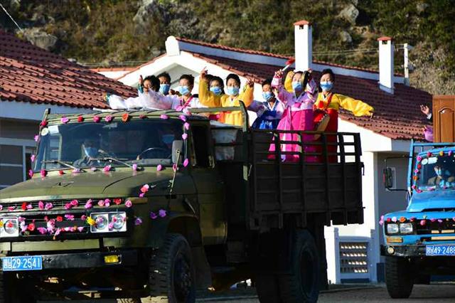 북한 노동당 기관지 노동신문은 19일 함경남도 홍원군의 운포노동자구와 경포노동자구에 새집들이 경사가 났다고 밝혔다. 신문은 “당의 은정 속에 훌륭히 일떠선 살림집(주택) 입사 모임이 18일 운포노동자구에서 진행되었다”라며 “수도의 핵심당원들은 짧은 기간에 홍원군 피해지역에 새 살림집을 보란 듯이 일떠세웠다”라고 전했다. 평양 노동신문=뉴스1