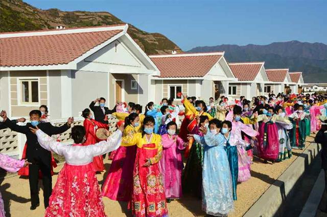 북한 노동당 기관지 노동신문은 19일 함경남도 홍원군의 운포노동자구와 경포노동자구에 새집들이 경사가 났다고 밝혔다. 신문은 “당의 은정 속에 훌륭히 일떠선 살림집(주택) 입사 모임이 18일 운포노동자구에서 진행되었다”라며 “수도의 핵심당원들은 짧은 기간에 홍원군 피해지역에 새 살림집을 보란 듯이 일떠세웠다”라고 전했다. 평양 노동신문=뉴스1