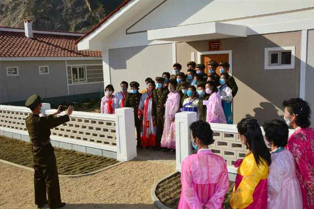 북한 노동당 기관지 노동신문은 19일 함경남도 홍원군의 운포노동자구와 경포노동자구에 새집들이 경사가 났다고 밝혔다. 신문은 “당의 은정 속에 훌륭히 일떠선 살림집(주택) 입사 모임이 18일 운포노동자구에서 진행되었다”라며 “새 살림집에 입사하는 가정을 찾은 수도당원사단 지휘관들과 도 일꾼들은 생활상 편리가 훌륭히 보장된 문화주택을 받아안은 주인들과 기쁨을 함께 나누었다”라고 전했다. 평양 노동신문=뉴스1