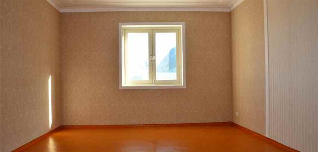 북한 노동당 기관지 노동신문은 19일 함경남도 홍원군의 운포노동자구와 경포노동자구에 새집들이 경사가 났다고 밝혔다. 신문은 “당의 은정 속에 훌륭히 일떠선 살림집(주택) 입사 모임이 18일 운포노동자구에서 진행되었다”라며 “새 살림집에 입사하는 가정을 찾은 수도당원사단 지휘관들과 도 일꾼들은 생활상 편리가 훌륭히 보장된 문화주택을 받아안은 주인들과 기쁨을 함께 나누었다”라고 전했다. 평양 노동신문=뉴스1