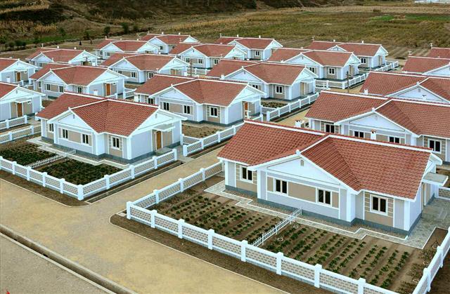 북한 노동당 기관지 노동신문은 19일 함경남도 홍원군의 운포노동자구와 경포노동자구에 새집들이 경사가 났다고 밝혔다. 신문은 “당의 은정 속에 훌륭히 일떠선 살림집(주택) 입사 모임이 18일 운포노동자구에서진행되었다”라며 “폐허를 가시며 연이어 솟아난 사회주의 선경마을들에 인민의 기쁨, 행복의 웃음이 끝없이 넘쳐나고 있다”라고 전했다. 평양 노동신문=뉴스1