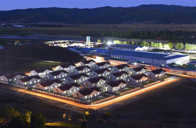 북한 노동당 기관지 노동신문은 19일 함경남도 홍원군의 운포노동자구와 경포노동자구에 새집들이 경사가 났다고 밝혔다. 신문은 “당의 은정 속에 훌륭히 일떠선 살림집(주택) 입사 모임이 18일 운포노동자구에서진행되었다”라며 “폐허를 가시며 연이어 솟아난 사회주의 선경마을들에 인민의 기쁨, 행복의 웃음이 끝없이 넘쳐나고 있다”라고 전했다. 평양 노동신문=뉴스1