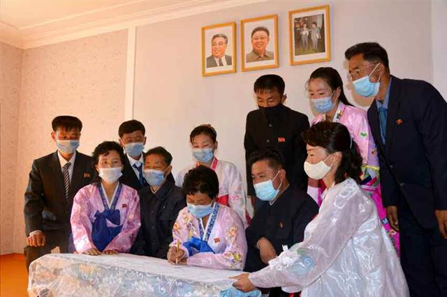 북한 노동당 기관지 노동신문은 19일 함경남도 홍원군의 운포노동자구와 경포노동자구에 새집들이 경사가 났다고 밝혔다. 신문은 “당의 은정 속에 훌륭히 일떠선 살림집(주택) 입사 모임이 18일 운포노동자구에서진행되었다”라며 “폐허를 가시며 연이어 솟아난 사회주의 선경마을들에 인민의 기쁨, 행복의 웃음이 끝없이 넘쳐나고 있다”라고 전했다. 평양 노동신문=뉴스1