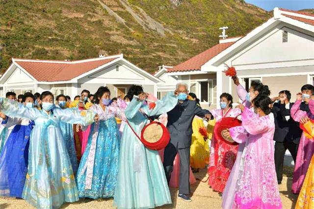 북한 노동당 기관지 노동신문은 19일 함경남도 홍원군의 운포노동자구와 경포노동자구에 새집들이 경사가 났다고 밝혔다. 신문은 “당의 은정 속에 훌륭히 일떠선 살림집(주택) 입사 모임이 18일 운포노동자구에서 진행되었다”라며 “정말 좋은 노동당 세상을 노래하며 춤판을 펼쳐 놓은 주민들로 새 마을들은 명절처럼 흥성이었다”라고 전했다. 평양 노동신문=뉴스1