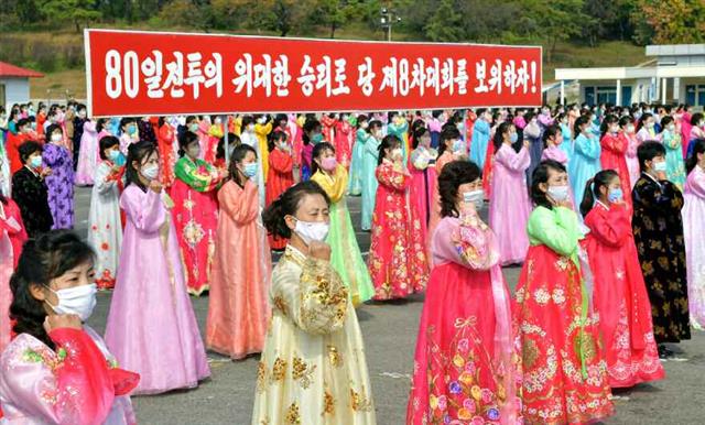 북한 노동당 기관지 노동신문은 19일 전국 각지에서 ‘80일 전투’를 독려하는 궐기대회가 진행됐다고 밝혔다. 신문은 18일 황해북도 금천군 강북리와 평양 개선문 광장에서 각각 궐기대회가 열렸었다고 전했다. 평양 노동신문=뉴스1