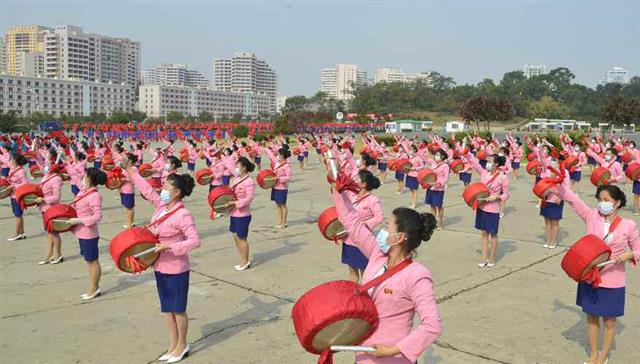 북한 노동당 기관지 노동신문은 19일 전국 각지에서 ‘80일 전투’를 독려하는 궐기대회가 진행됐다고 밝혔다. 신문은 18일 황해북도 금천군 강북리와 평양 개선문 광장에서 각각 궐기대회가 열렸었다고 전했다. 평양 노동신문=뉴스1