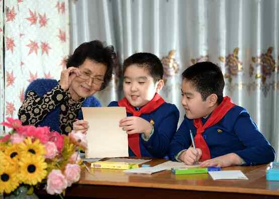 북한 노동당 기관지 노동신문은 19일 수해복구에 나선 인민군 장병에게 전국 청소년 학생들로부터 위문편지가 도착했다고 밝혔다. 신문은 “전국의 청년학생과 소년단원들이 함경남도 검덕지구와 함경북도 어랑군, 강원도 강화군을 비롯한 재해복구전선 인민군 장병에 고무적인 편지를 보내고 있다”라고 설명했다. 평양 노동신문=뉴스1