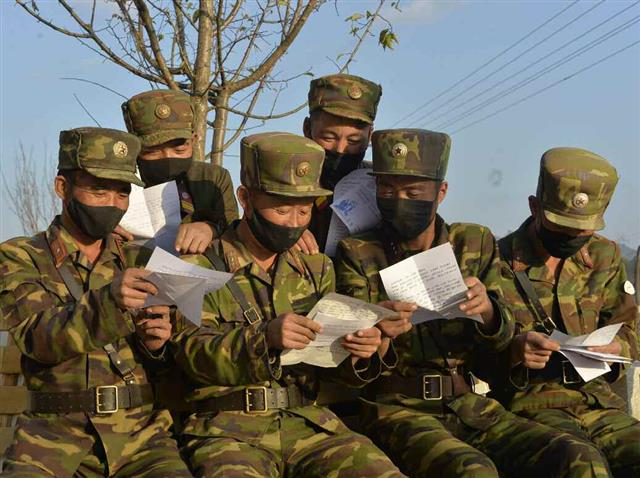 북한 노동당 기관지 노동신문은 19일 수해복구에 나선 인민군 장병에게 전국 청소년 학생들로부터 위문 편지가 도착했다고 밝혔다. 신문은 “구절구절 혈육의 정이 넘치는 편지들을 받아보면서 인민군 장병들은 혁명적 당군의 자부심과 인민의 군대로서의 긍지를 다시금 새기고 있다”라고 전했다. 평양 노동신문=뉴스1