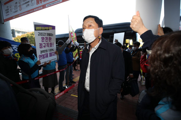 19일 오전 대구 경북대학교에서 열린 국회 교육위원회의 경북대학교, 강원대학교 등에 대한 국정감사에서 다양한 피감기관 관계자들이 학내 문제 해결을 위한 피켓을 들고 입장하는 교육위원들에게 호소하고 있다. 2020.10.19  연합뉴스