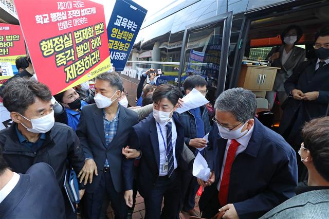 19일 오전 대구 북구 경북대학교 대구캠퍼스 글로벌플라자에서 열리는 국회 교육위원회의 대구·경북 및 강원 국립대 및 광역교육청에 대한 국정감사를 앞두고 국감장 앞에서 실험실 폭발사고 피해학생 치료비 미지급 경북대에 대한 엄중한 국정감사 촉구하는 대학구성원과 영남학원이 총장선출 규정 개정을 부결시킨 것과 관련해 교정 농단을 규탄하는 영남대 교수회 등이 버스에서 내리는 의원들을 향해 선전전을 펼치고 있다. 2020.10.19 뉴스1