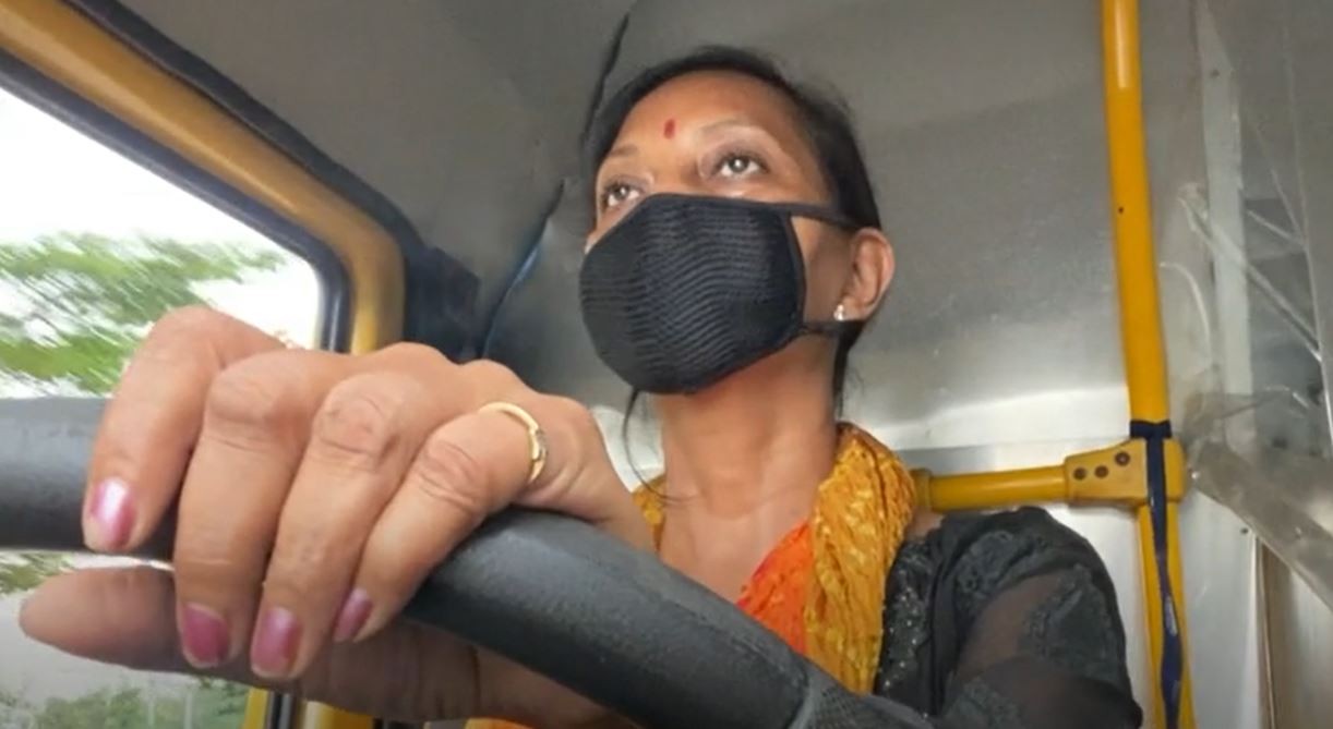 인도 뭄바이에서 18년 동안 몰던 학교 버스를 코로나19 환자들을 병원과 집으로 실어나르는 앰뷸런스로 변통한 운전 기사 날림 싱이 코로나 양성 판정을 받고 이겨낸 뒤 다시 운전대를 잡고 있다. 영국 BBC 동영상 캡처