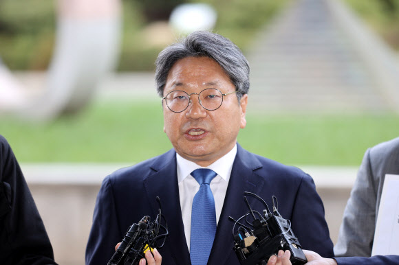 강기정 전 청와대 정무수석이 19일 오전 서울 양천구 남부지검에서 라임자산운용 사건 핵심인물 김봉현 전 스타모빌리티 회장의 입장문에 등장한 성명불상의 검사 및 변호사를 직권남용과 변호사법 위반으로 고발하기 앞서 취재진의 질문에 답하고 있다. 김 전 회장은 지난 16일 밝힌 ‘옥중 입장문’에서 지난해 7월 전관 출신 A 변호사를 통해 현직 검사 3명에게 1천만원 상당의 술 접대를 했다“며 ”전관인 A 변호사가 ‘여당 정치인들과 청와대 강기정 (정무)수석을 잡아주면 윤석열 (검찰총장에) 보고 후 보석으로 재판을 받게 해주겠다’고 말했다“고 했다. 2020.10.19  연합뉴스