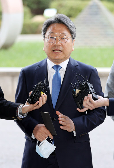 강기정 전 청와대 정무수석이 19일 오전 서울 양천구 남부지검에서 라임자산운용 사건 핵심인물 김봉현 전 스타모빌리티 회장의 입장문에 등장한 성명불상의 검사 및 변호사를 직권남용과 변호사법 위반으로 고발하기 앞서 취재진의 질문에 답하고 있다. 김 전 회장은 지난 16일 밝힌 ‘옥중 입장문’에서 지난해 7월 전관 출신 A 변호사를 통해 현직 검사 3명에게 1천만원 상당의 술 접대를 했다“며 ”전관인 A 변호사가 ‘여당 정치인들과 청와대 강기정 (정무)수석을 잡아주면 윤석열 (검찰총장에) 보고 후 보석으로 재판을 받게 해주겠다’고 말했다“고 했다. 2020.10.19  연합뉴스