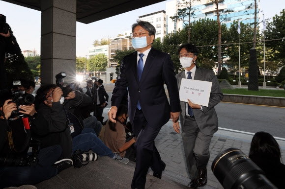 강기정 전 청와대 정무수석이 19일 오전 서울 양천구 남부지검에서 라임자산운용 사건 핵심인물 김봉현 전 스타모빌리티 회장의 입장문에 등장한 성명불상의 검사 및 변호사를 직권남용과 변호사법 위반으로 고발하기 위해 청사로 향하고 있다. 김 전 회장은 지난 16일 밝힌 ‘옥중 입장문’에서 지난해 7월 전관 출신 A 변호사를 통해 현직 검사 3명에게 1천만원 상당의 술 접대를 했다“며 ”전관인 A 변호사가 ‘여당 정치인들과 청와대 강기정 (정무)수석을 잡아주면 윤석열 (검찰총장에) 보고 후 보석으로 재판을 받게 해주겠다’고 말했다“고 했다. 2020.10.19  연합뉴스