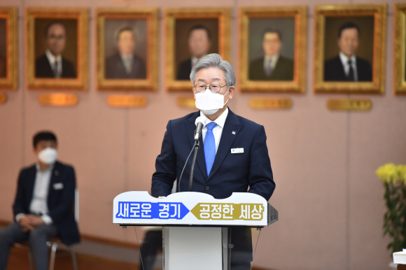 이재명 경기도지사가 19일 오전 경기도 수원시 팔달구 경기도청에서 열린 국회 행정안전위원회의 경기도에 대한 국정감사에서 업무보고를 하고 있다. 2020. 10. 19  사진공동취재단