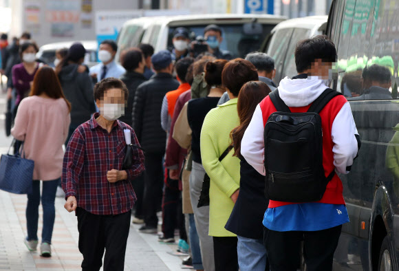 만 70세 이상 어르신을 대상으로 한 독감 백신 무료 접종이 시작된 19일 오후 서울 강서구 한국건강관리협회 서울서부지부 건물 앞에 독감 예방 접종을 받으려는 시민들이 줄지어 서 있다. 2020.10.19  연합뉴스