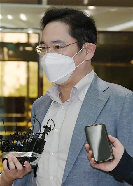 이재용 삼성전자 부회장이 19일 서울 강서구 김포비즈니스항공센터에 들어서며 취재진의 질문을 받고 있다. 이날 베트남으로 출국하는 이 부회장은 응우옌 쑤언 푹 총리 단독 면담과 하노이 R&D 센터 등을 둘러볼 예정이다. 뉴스1