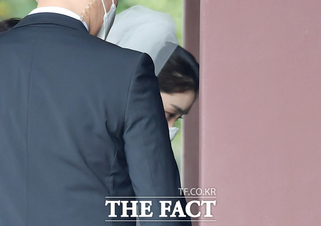 서경배 아모레퍼시픽그룹 회장의 장녀 서민정 씨가 홍석준 보광창업투자 회장의 장남 홍정환 씨와 결혼식을 앞두고 19일 오후 서울 중구 신라호텔 영빈관으로 들어서고 있다. THE FACT