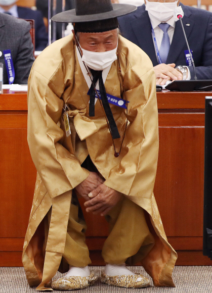 박희용 용담댐 피해대책위 무주군 대책위원장이 19일 서울 여의도 국회에서 열린 환경노동위원회의 한국수자원공사 등에 대한 국정감사에 참고인으로 출석, 답변을 마친 후 위원들을 향해 큰절하고 있다.2020. 10. 19  김명국 선임기자 daunso@seoul.co.kr