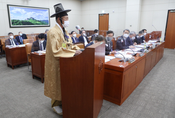 한국수자원공사 등 환경부 산하기관에 대한  국정감사가 19일 국회 환노위에서 열렸다. 더불어민주당 안호영 의원이 용담댐 방류로 인한 피해 진상 규명을 위해 출석 시킨 참고인 박희용 용담댐 피해대책위 무주군 대책위원장이 발언하고 있다.  박 위원장은 발언대에서 의원들에게 용담댐 피해는 천재가 아니라 인재임을 인정해 달라고 요구했다.  2020. 10. 19  김명국 선임기자 daunso@seoul.co.kr