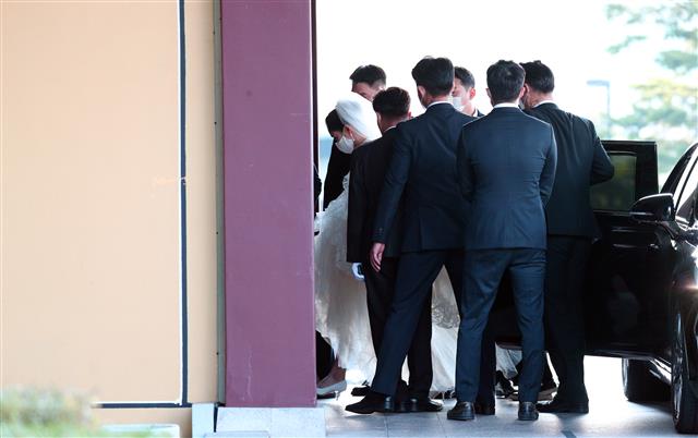 아모레퍼시픽 서경배 회장의 맏딸 민정씨가 19일 오후 서울 중구 신라호텔 영빈관 앞에서 홍석준 보광창업투자 회장의 장남 정환씨와의 결혼식을 위해 식장으로 들어서고 있다. 2020.10.19 뉴스1