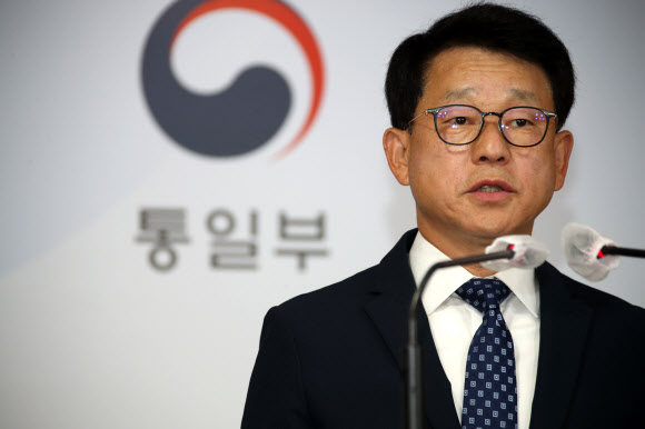 여상기 통일부 대변인이 19일 정부서울청사에서 정례브리핑을 열고 코로나19 확산 등으로 중단된 판문점 공동경비구역(JSA) 견학을 다음달 4일부터 재개한다고 밝히고 있다. 연합뉴스