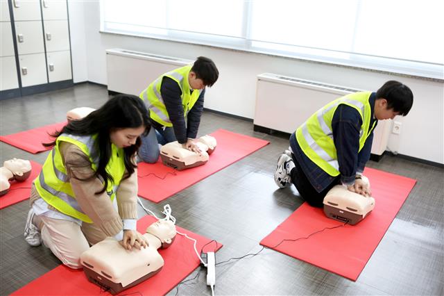 현대건설이 1000여명을 안전전문가로 육성할 계획인 가운데 직원들이 안전문화체험관에서 심폐소생술을 배우고 있다. 현대건설 제공