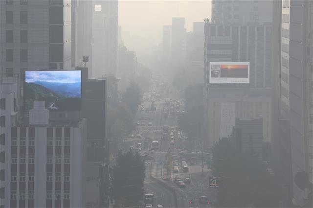 서울 등 수도권을 중심으로 110일만에 초미세먼지 농도가 ‘나쁨’ 수준을 보이고 있는 20일 오전 서울 도심이 뿌옇게 보이고 있다. 2020.10.20 뉴스1
