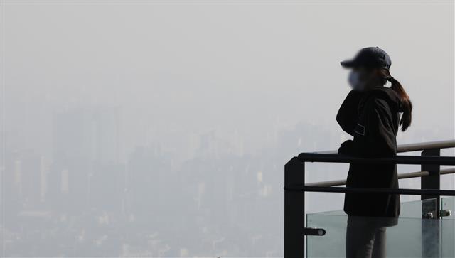 서울 등 수도권을 중심으로 110일만에 초미세먼지 농도가 ‘나쁨’ 수준을 보이고 있는 20일 오전 서울 도심이 뿌옇게 보이고 있다. 2020.10.20 뉴스1