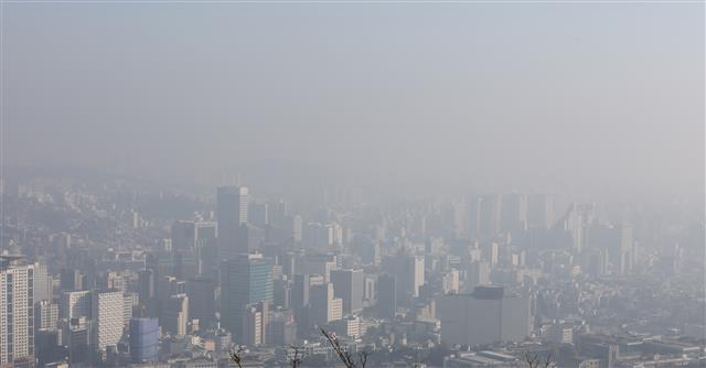 서울 등 수도권을 중심으로 110일만에 초미세먼지 농도가 ‘나쁨’ 수준을 보이고 있는 20일 오전 서울 도심이 뿌옇게 보이고 있다. 2020.10.20 뉴스1
