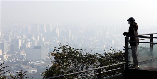 서울 등 수도권을 중심으로 110일만에 초미세먼지 농도가 ‘나쁨’ 수준을 보이고 있는 20일 오전 서울 도심이 뿌옇게 보이고 있다. 2020.10.20 뉴스1