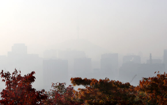 초미세먼지 농도가 나쁨을 기록한 20일 오전 서울 종로구 청운동에서 바라본 서울 도심이 뿌옇게 보인다. 2020.10.20  연합뉴스