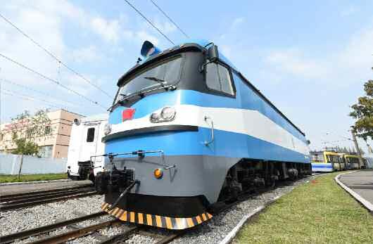 북한 노동당 기관지 노동신문은 20일 6축 교류전기기관차를 새로 개발했다고 밝혔다. 신문은 “나라의 동맥이며 인민 경제의 선행관인 철도를 현대화하기 위한 투쟁에서 혁신적 성과가 이룩되었다”라며 “출력이 높고 견인력과 속도, 조종성이 우월한 새 형의 교류전기기관차가 연구?제작됨으로써 철도의 수송능력을 높여나갈 수 있는 전망이 열리었다”라고 전했다. 평양 노동신문=뉴스1