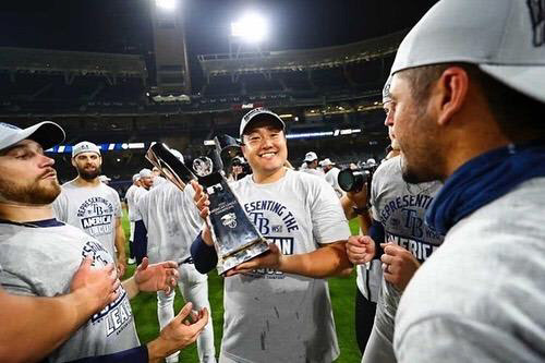 미국프로야구 탬파베이 레이스의 한국인 타자 최지만이 월드시리즈(WS) 1차전을 하루 앞둔 20일(한국시간) 자신의 인스타그램에 아메리칸리그 챔피언십시리즈(ALCS·7전 4승제) 우승 트로피에 입맞춤한 사진을 올렸다.  그러면서 “4승이 남았다”는 말로 WS 우승에 대한 열망을 감추지 않았다. 사진은 아메리칸리그 우승 트로피 들고 포즈 취하는 최지만. 2020.10.20 최지만 인스타그램 캡처