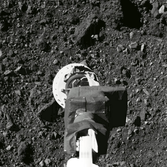 2년의 준비 끝에 21일 오전(한국시간) 미국 항공우주국(NASA) 소행성 탐사선 오시리스 렉스가 소행성 베누의 표면에 로봇팔을 뻗쳐 토양 샘플을 채취하게 된다. 사진은 지난 8월 11일 로봇팔의 채취 연습 모습이다. NASA 제공 AP 연합뉴스 
