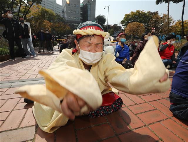 20일 오후 서울 마포구청 앞에서 열린 노점 단속 규탄 마포구청 규탄 기자회견에서 서부지역 노점상연합회 소속 상인들이 삭발을 하자 한 참가자가 오열하고 있다. 상인들은 그동안 문제없이 영업을 해왔지만 마포구청이 지난 9월 사회적 거리두기 2.5단계 시행으로 노점상들이 장사를 못하는 틈을 타 포장마차를 철거했다고 주장했다. 반면 마포구청은 한국전력공사 마포용산지사 앞에 있는 노점상들이 초등학교 주변에서 술을 파는 것을 수십 년간 계도해왔다는 입장이다. 2020.10.20 뉴스1