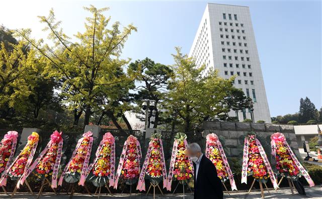 20일 서울 서초구 대검찰청 앞에 윤석열 검찰총장을 응원하는 화환이 놓여져 있다.  윤 총장은 추미애 법무부장관이 라임자산운용 로비 의혹 사건과 관련해 취임 후 두번째 수사지휘권을 발동, 사퇴 압박을 받고 있다. 2020.10.20 뉴스1