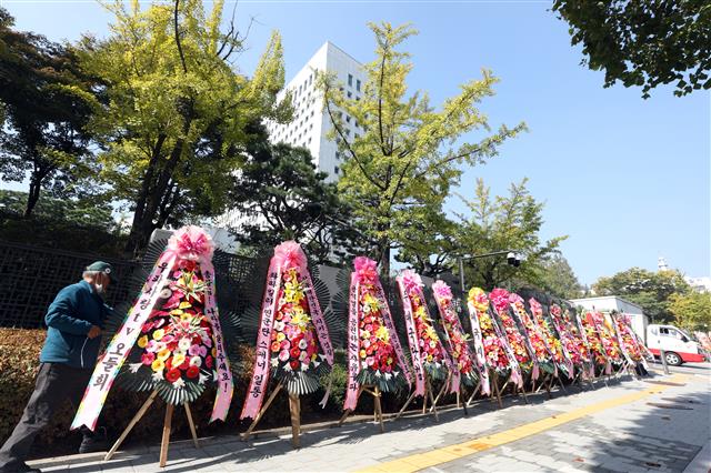 20일 서울 서초구 대검찰청 앞에 윤석열 검찰총장을 응원하는 화환이 놓여져 있다.  윤 총장은 추미애 법무부장관이 라임자산운용 로비 의혹 사건과 관련해 취임 후 두번째 수사지휘권을 발동, 사퇴 압박을 받고 있다. 2020.10.20 뉴스1