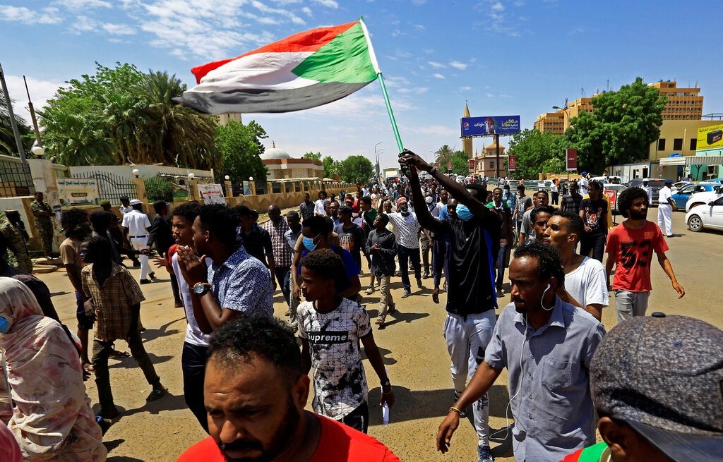 지난 8월 수단 수도 하르툼에서 시위자들은 정치적 변화를 촉구하면서 벌이는 시위. 하르툼 로이터 자료사진