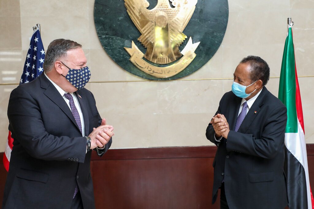 지난 8월 수단 수도 하르툼을 방문한 마이크 폼페이오(왼쪽) 미국 국무장관과 압달라 햄독 수단 총리가 회담에 앞서 인사하는 모습. 하루툼 AFP 자료사진